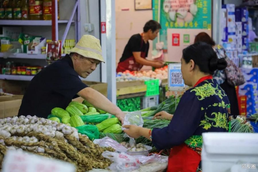 今天,大家就一起重温北京·菜市场的热闹且熙攘的场景.