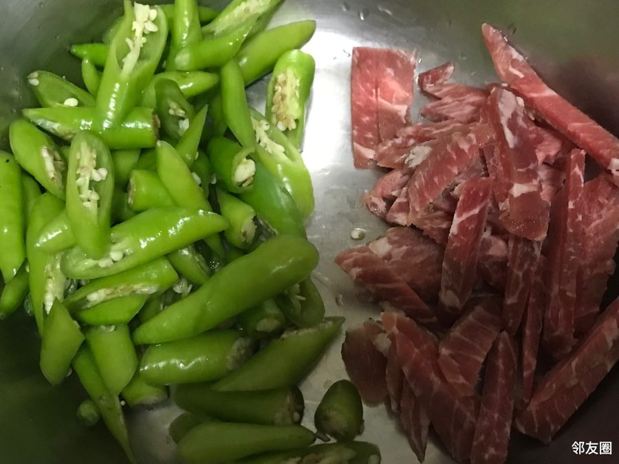 切几个杭椒来块梅花肉杭椒小炒肉来一盘