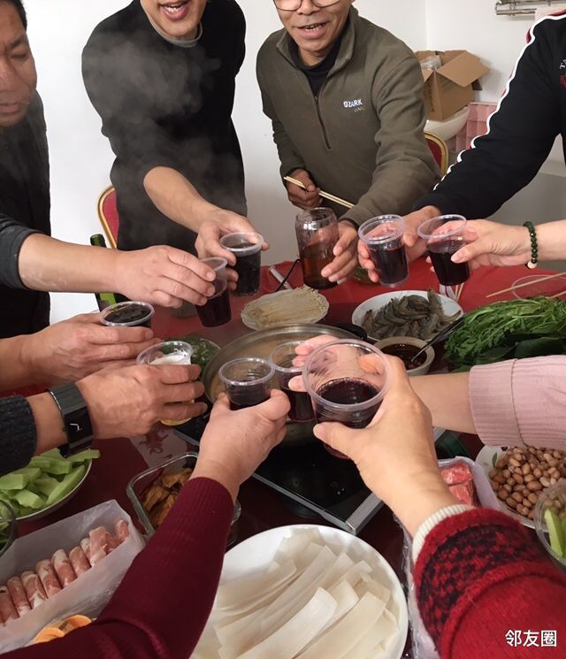 新春大餐过年前在好友农村大院聚会包饺子吃火锅喝酒不开车