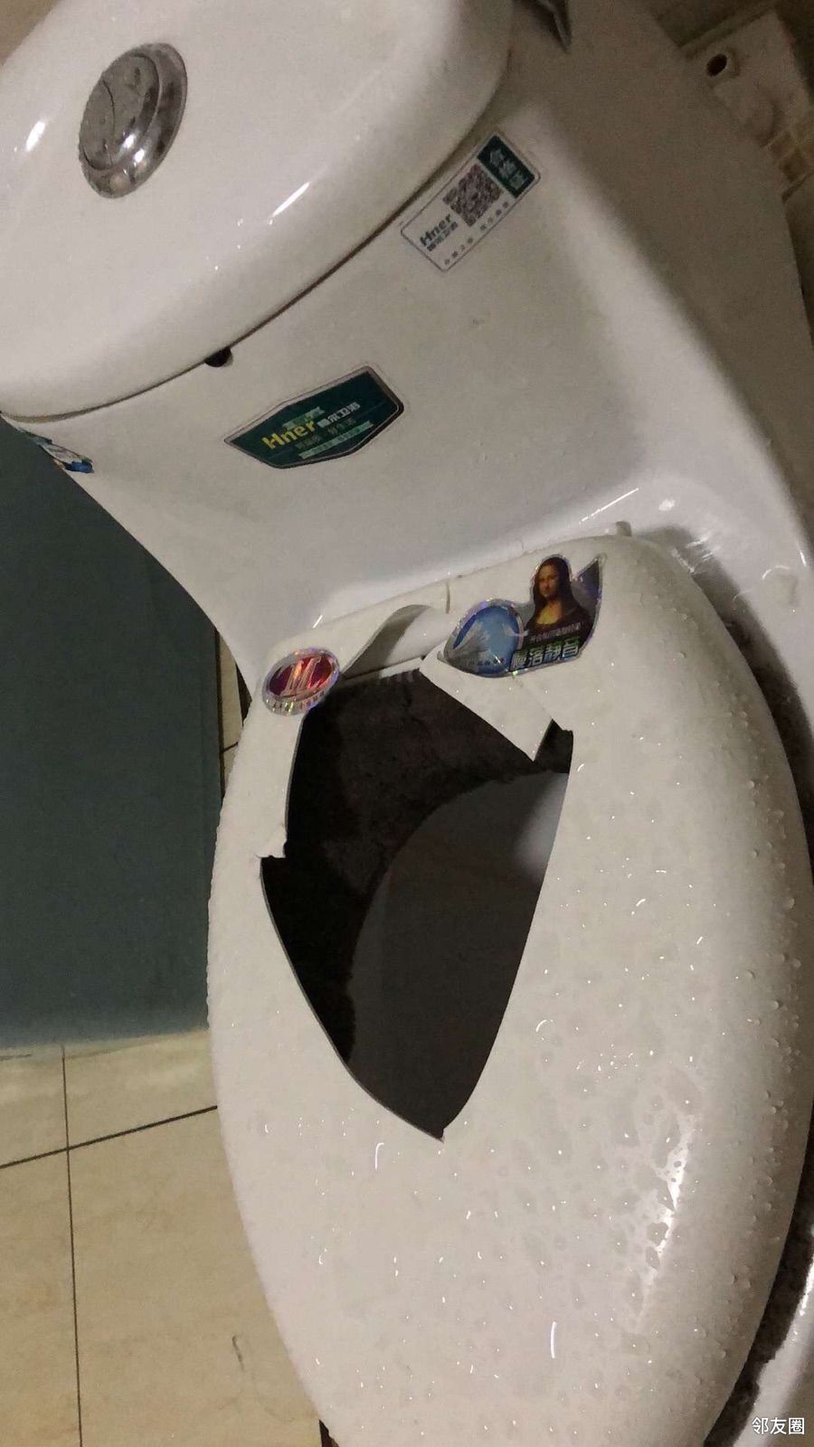 惨了惨了我把邻居家的马桶砸坏了怎么办怎么办