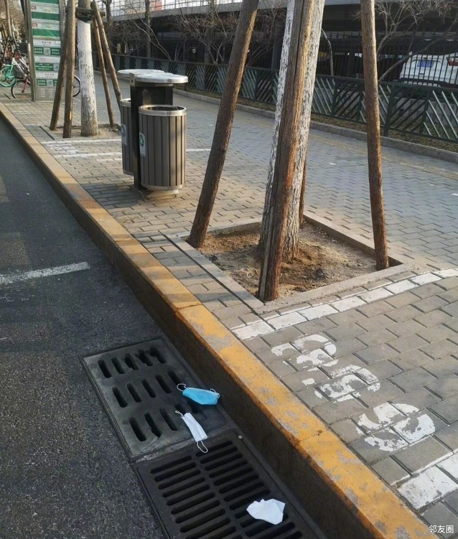 林子大了什么鸟都有用过的口罩随便扔地上垃圾桶就在旁边