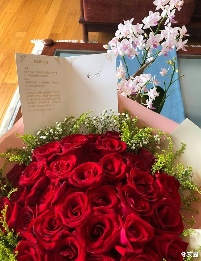 提前过七夕收到老公送来的红玫瑰
