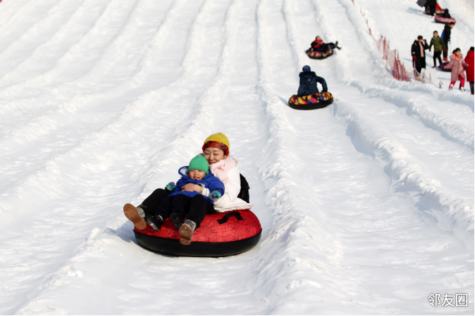 雪地旋转冰上碰碰车不仅儿童乐趣多多,成人也可来体验游玩!