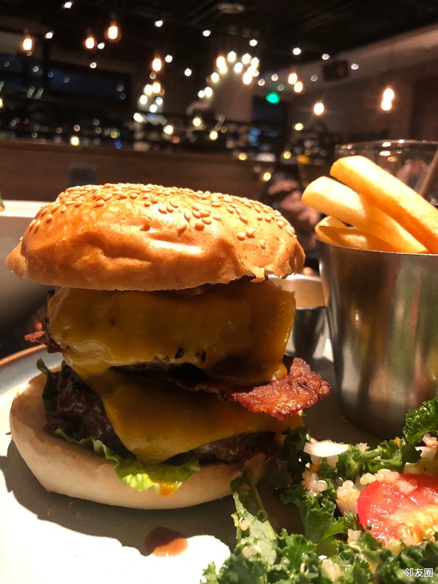 今天周一蓝蛙汉堡买一赠一这是98元的摩天汉堡