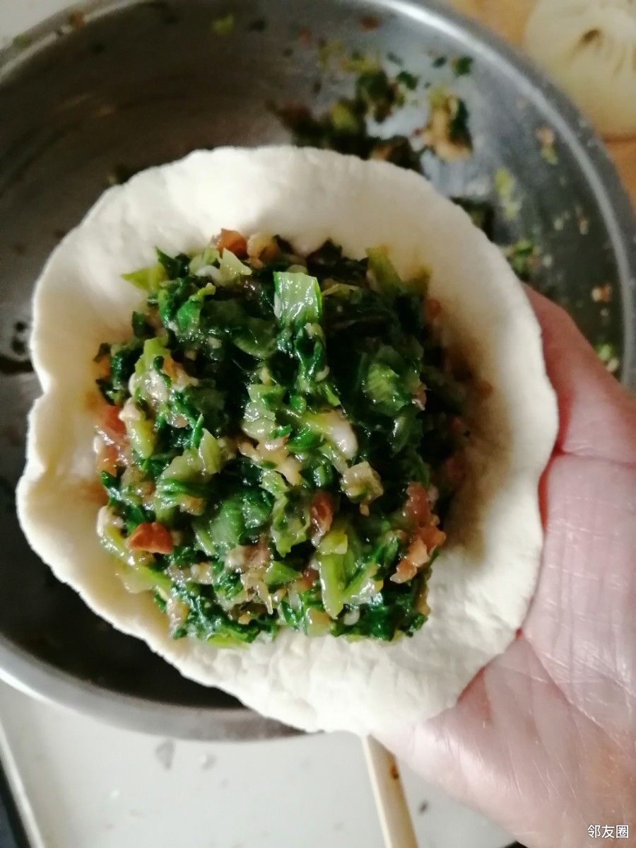 食不可挡绿莹莹的小白菜馅大包子出锅了个个白白胖胖肥头大耳