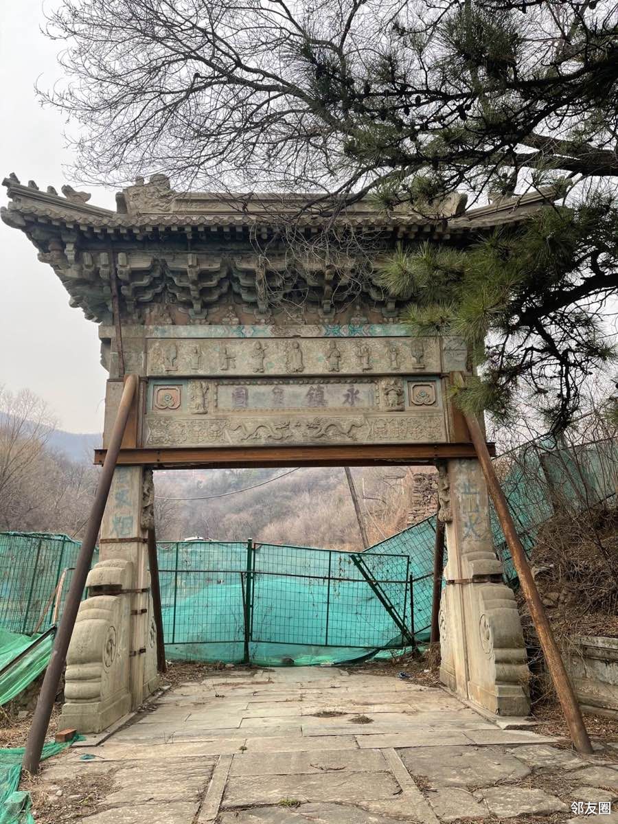 戒台寺下芦潭古道的石牌坊