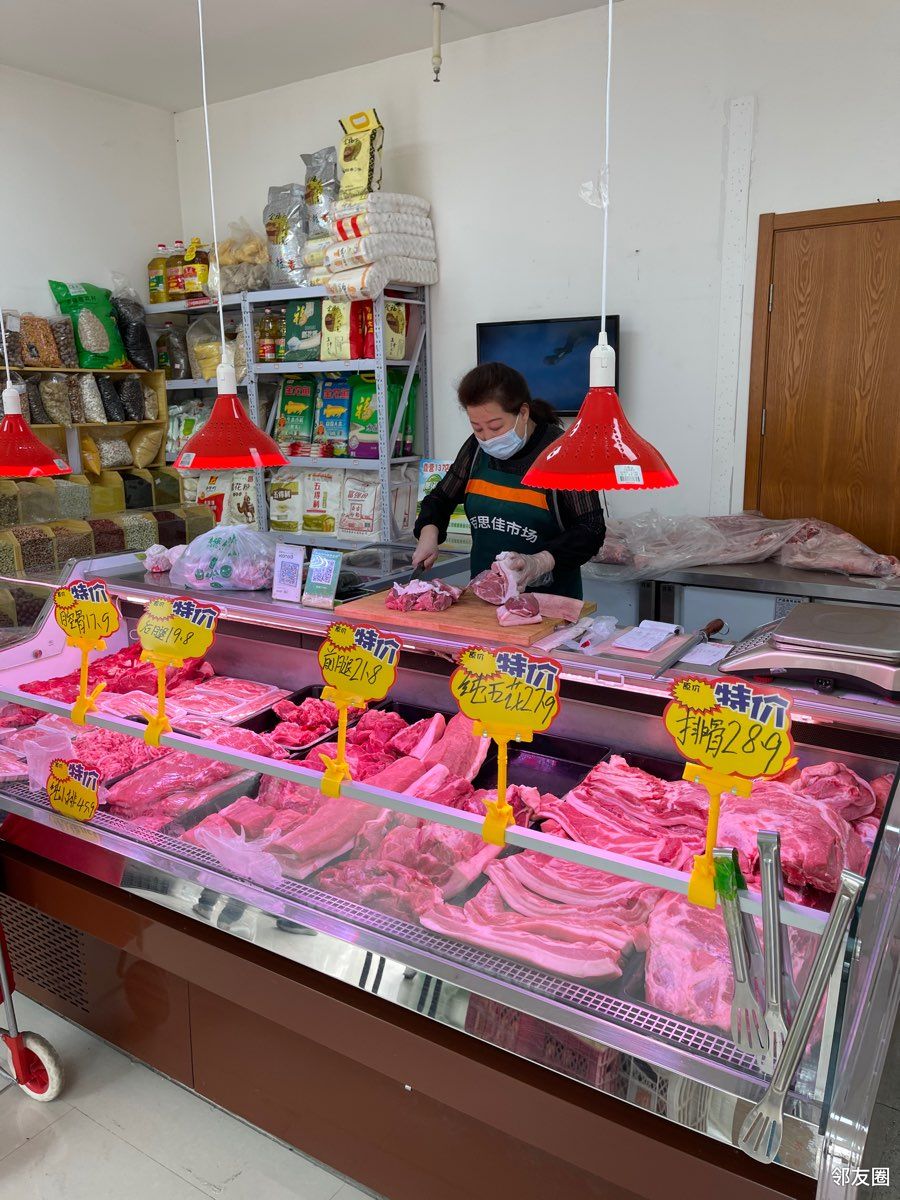 望京西园四区的百思佳菜市场的卖猪肉摊有了新的店bu