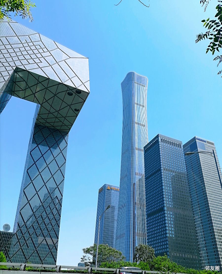 晒五一小长假55天气晴朗蓝天下的中国尊央视大裤衩