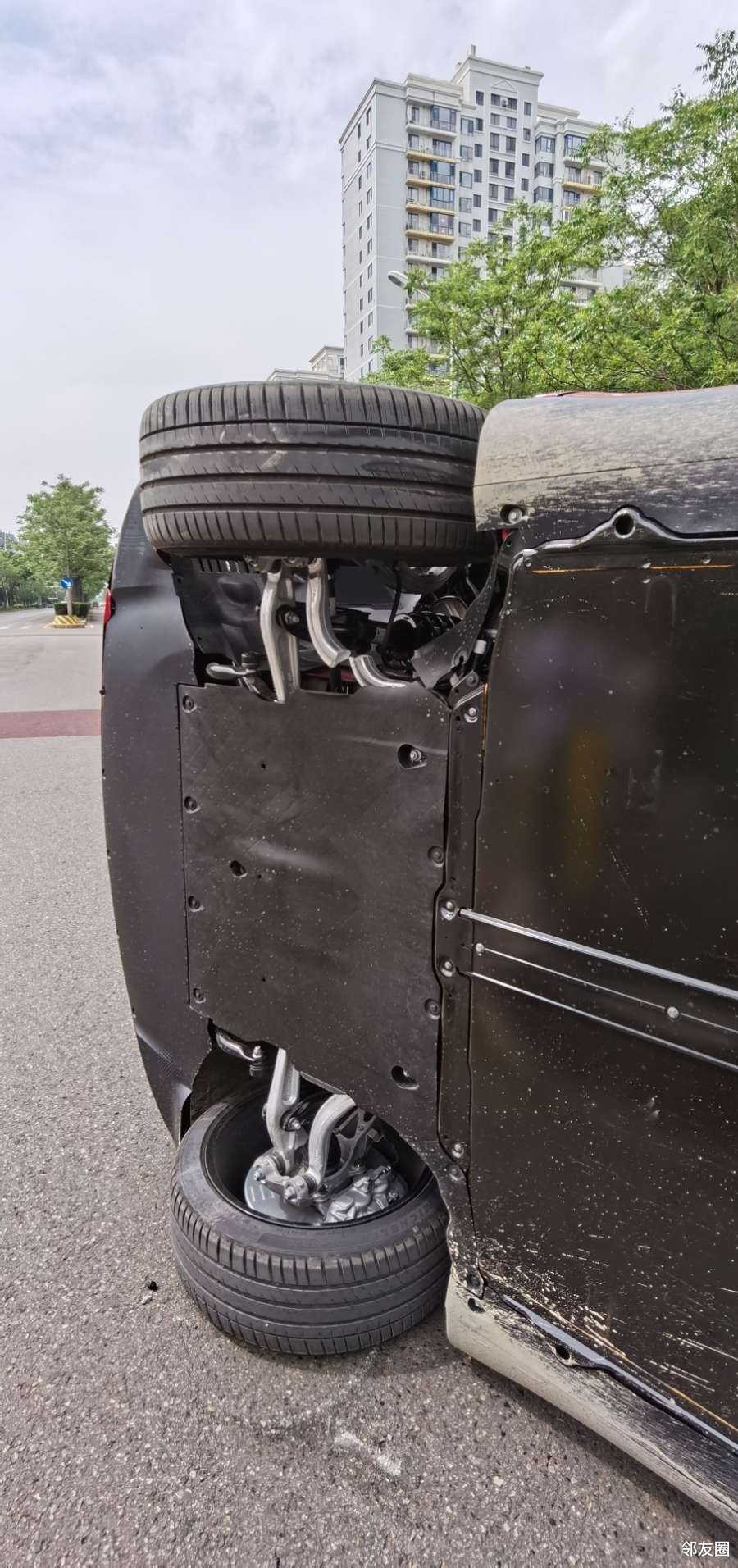 特斯拉在望京出大事翻车了