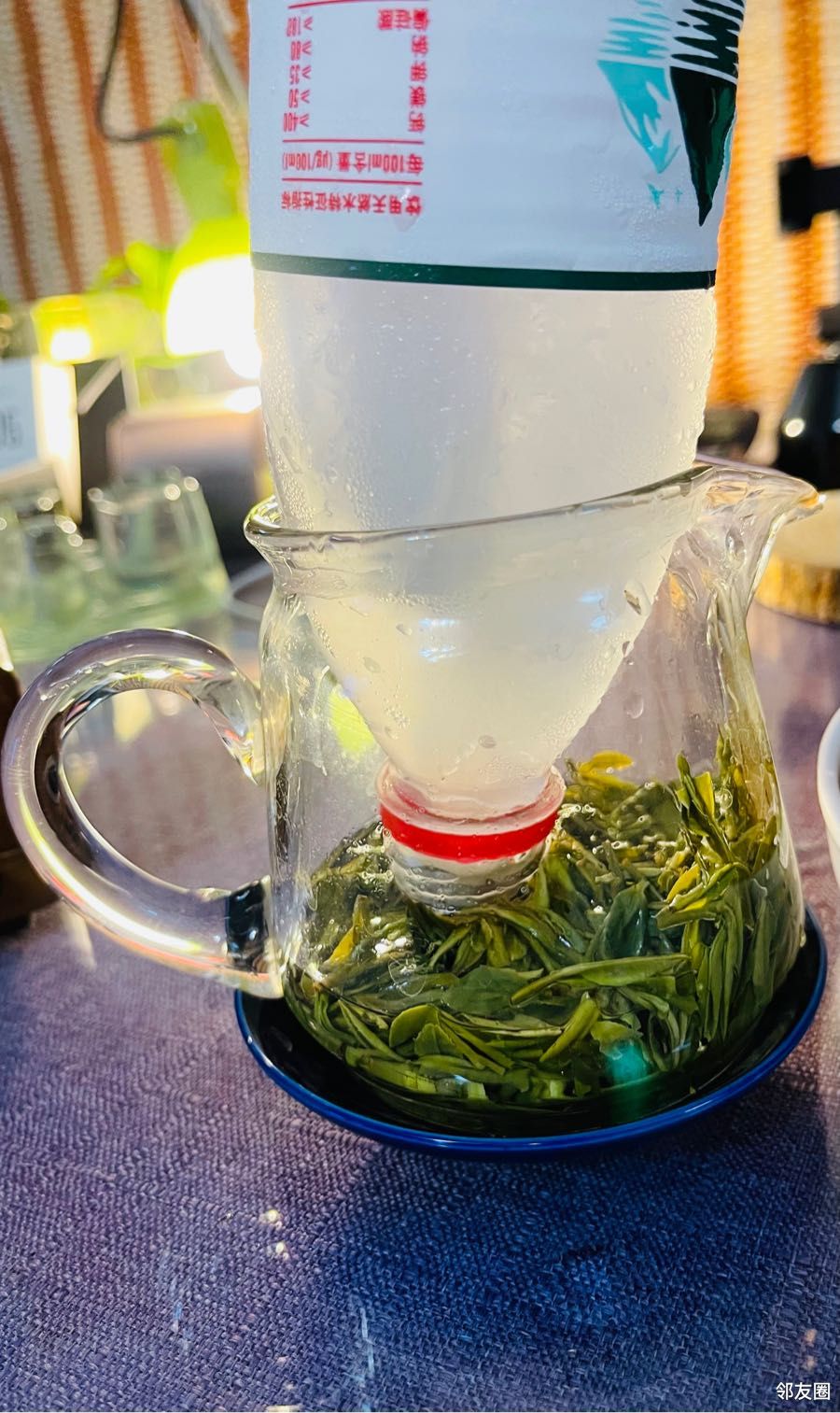 用几个小时冰萃今年的明前龙井冷水出的茶汤色淡味浓龙井茶香尽现