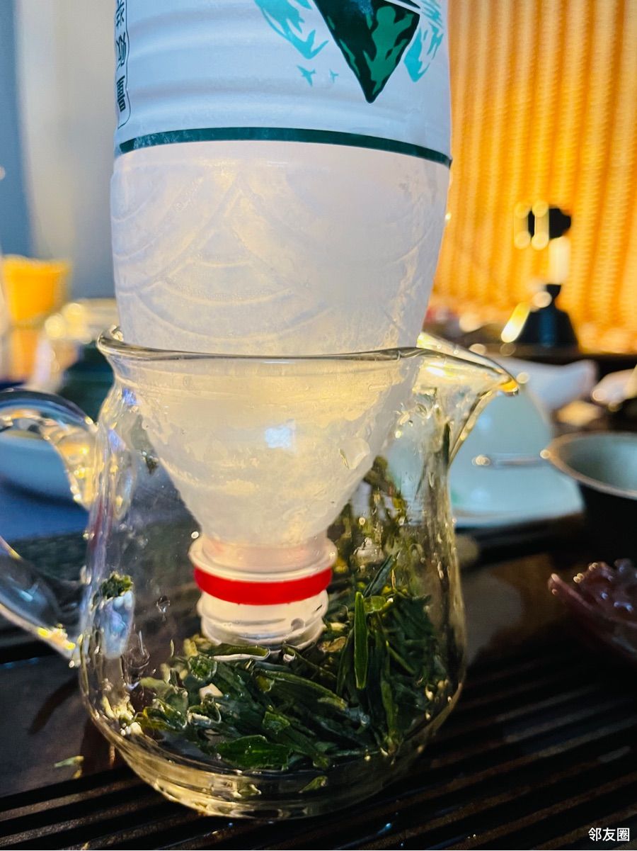用几个小时冰萃今年的明前龙井冷水出的茶汤色淡味浓龙井茶香尽现