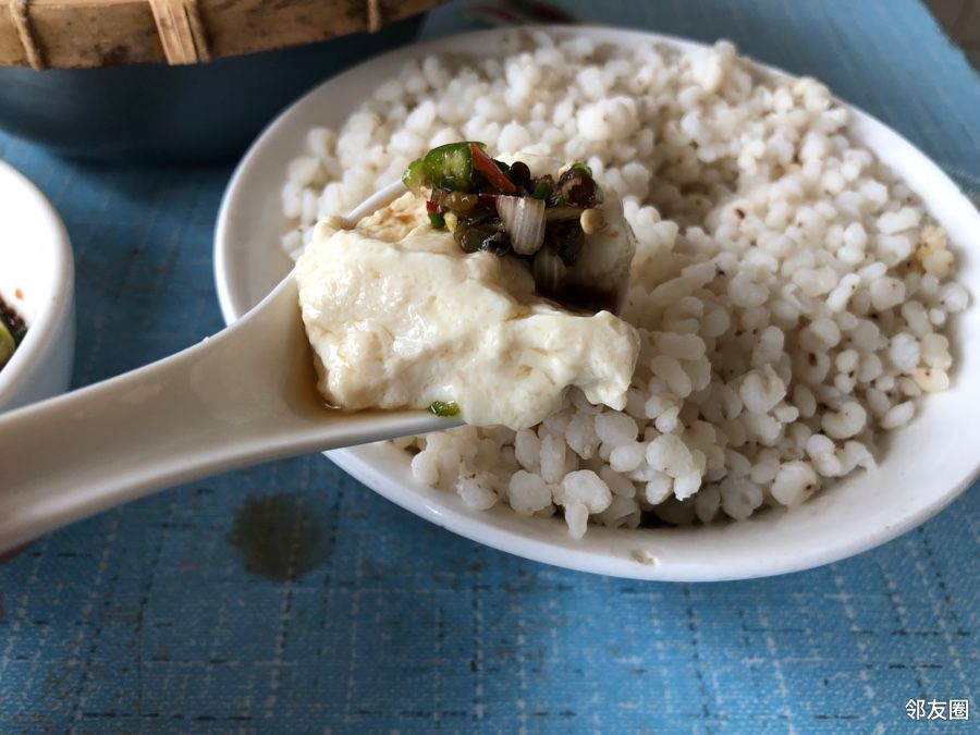 绥中著名的水豆腐一碗豆腐一碗高梁米饭共计4元