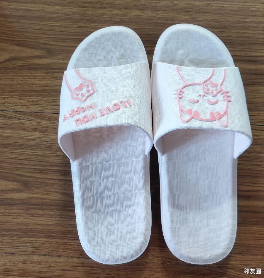 在网上买了一双拖鞋好像不是一对客服说这是时尚潮流鞋