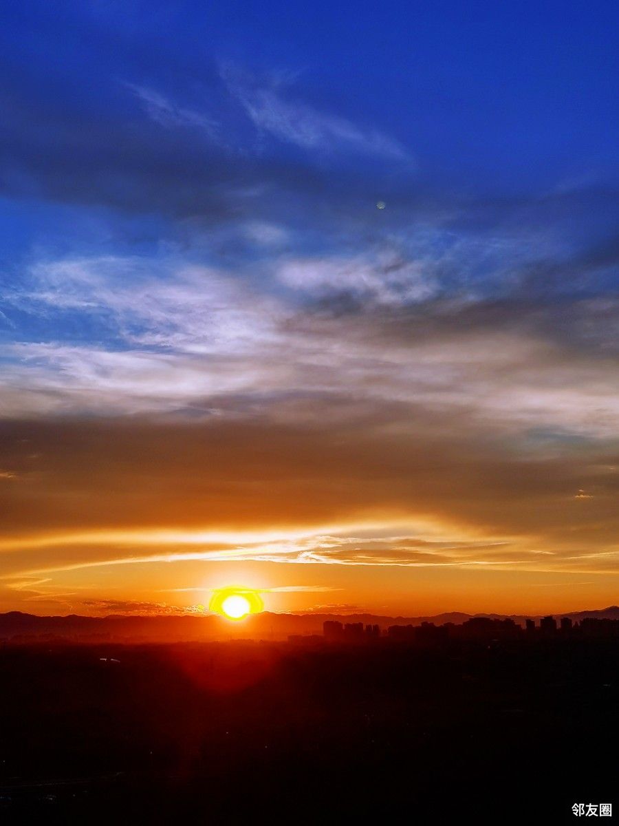 雨后彩霞引人夺目