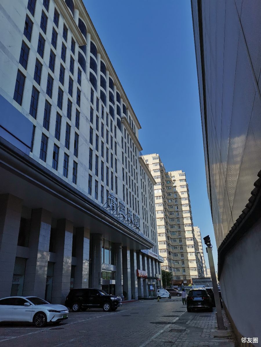 绚烂八月青蓝大厦