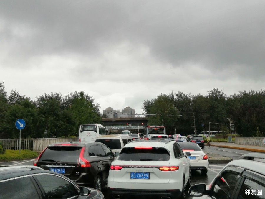 随手拍望京下雨天正遇星期一还有不堵车的路口吗