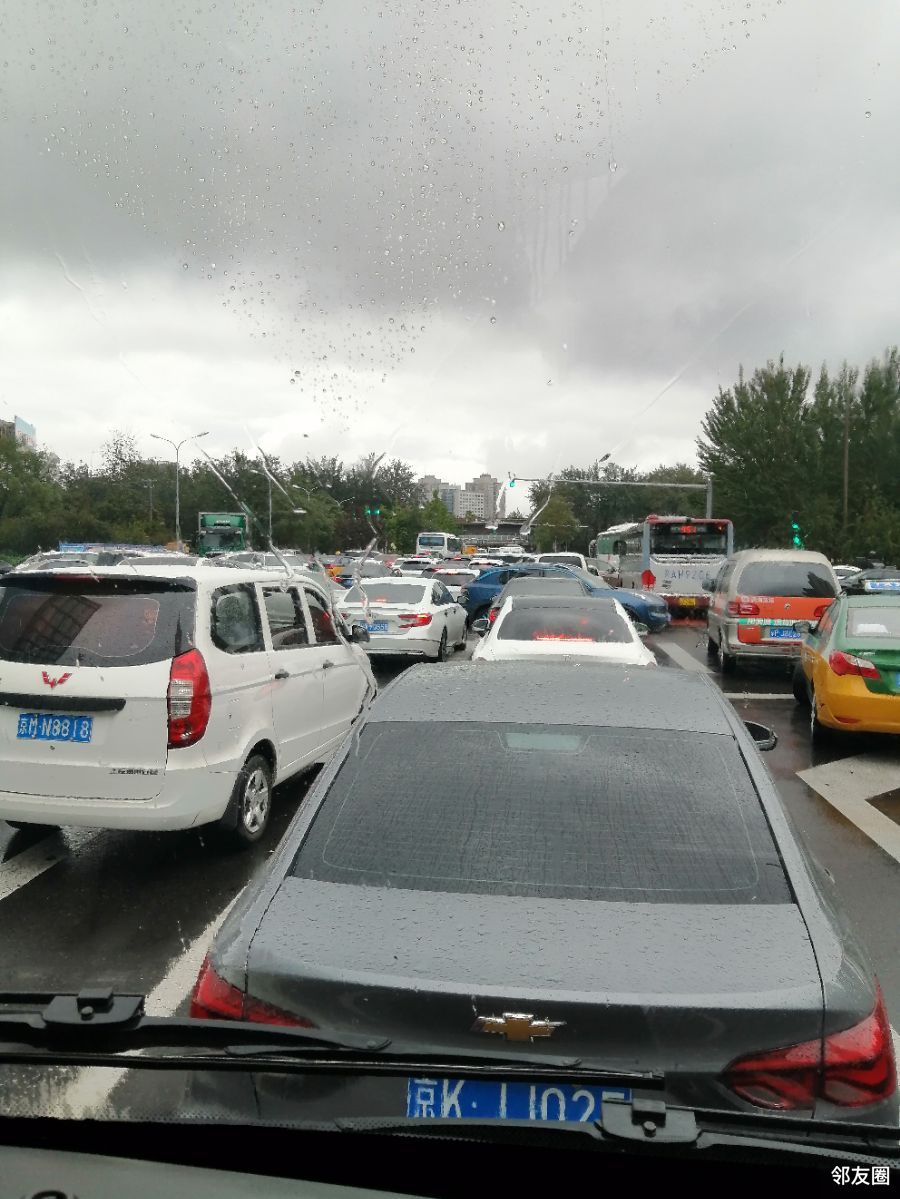 随手拍望京下雨天正遇星期一还有不堵车的路口吗