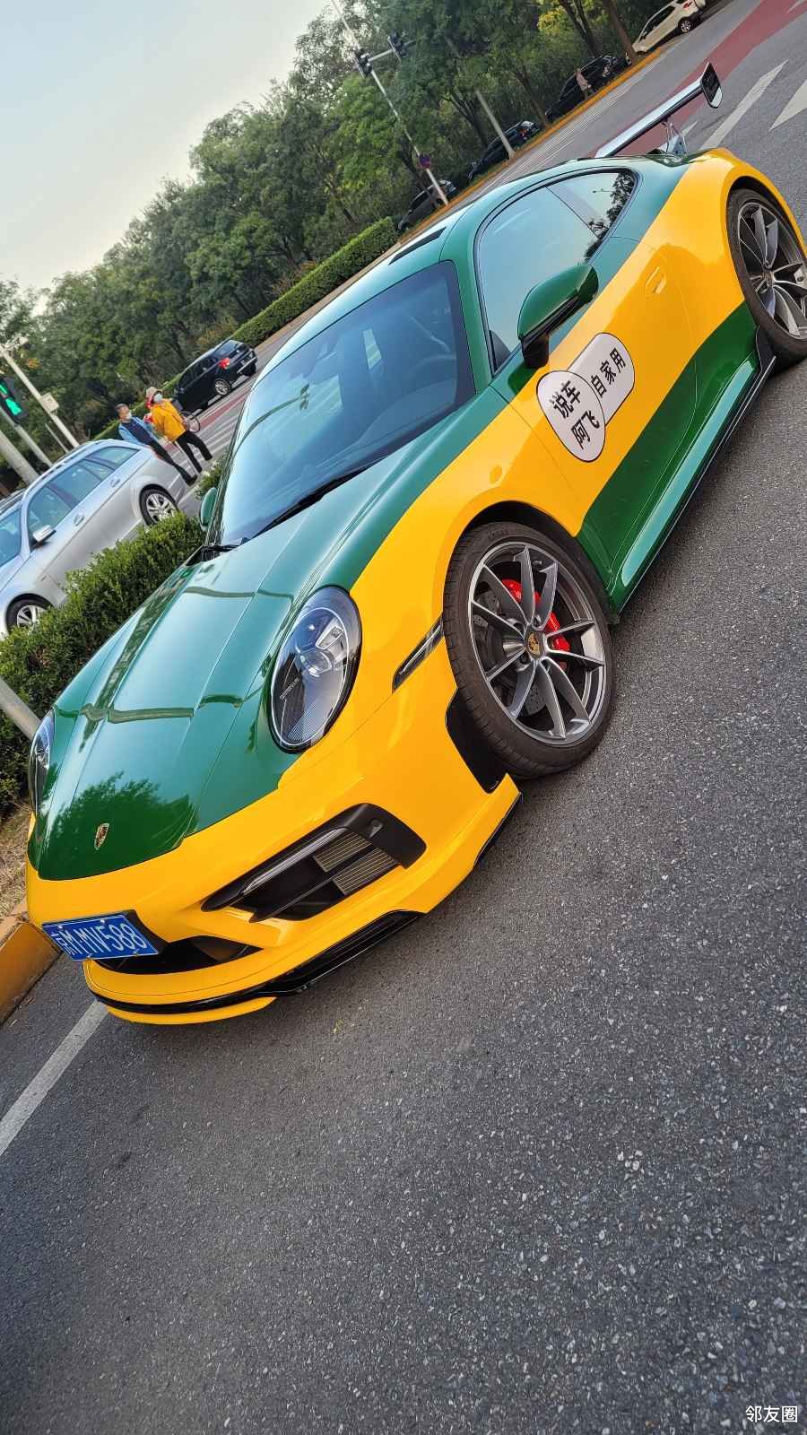 无意之间发现路边这样车好像保时捷