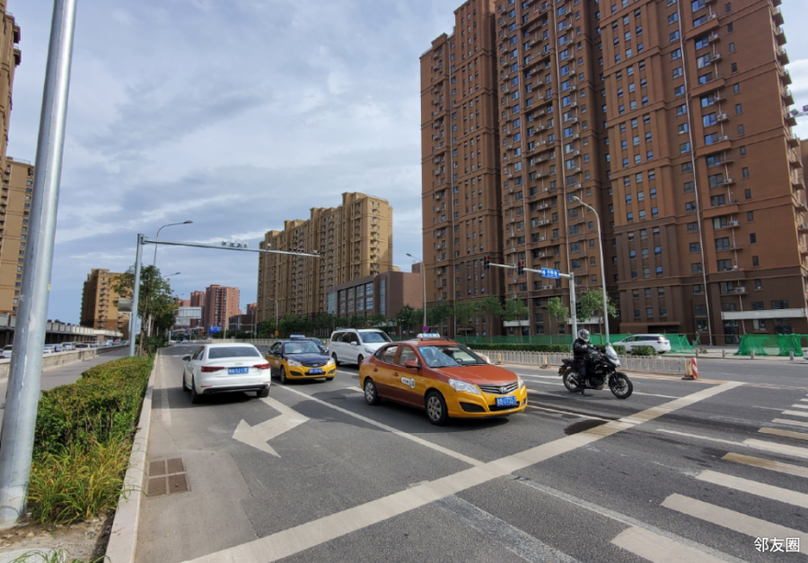 东坝南二街一外地进京车辆违章逆行停车