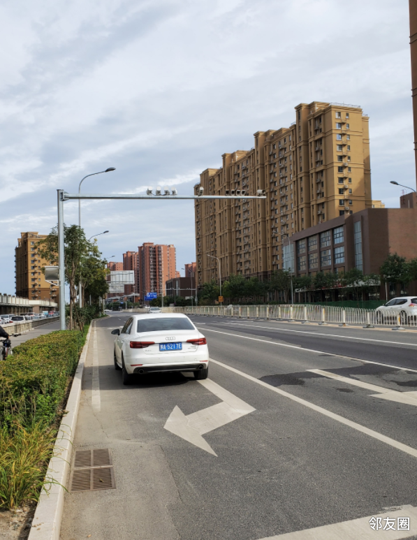 东坝南二街一外地进京车辆违章逆行停车