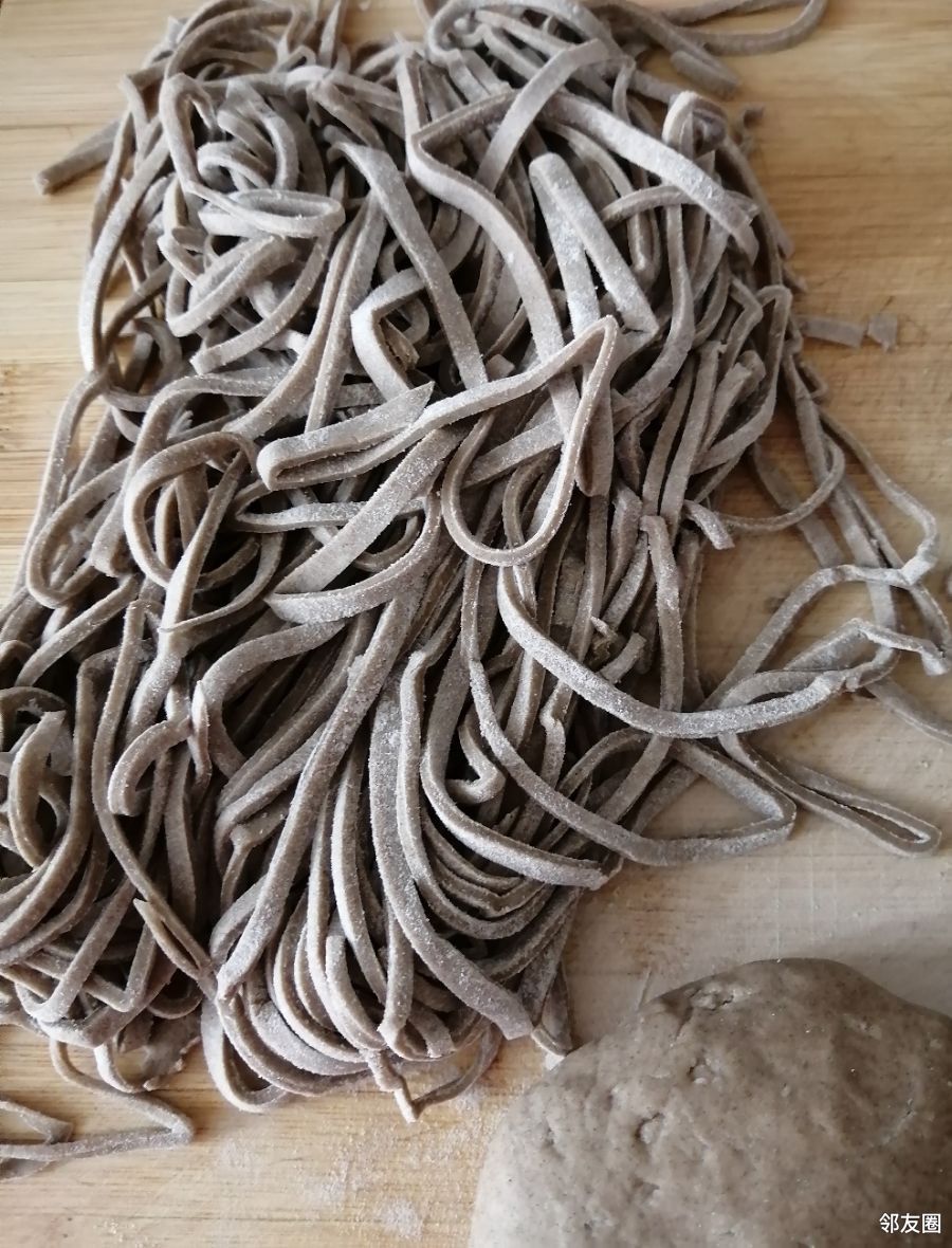 食话食说荞麦面的手擀面再浇上营养丰富的菜码堪称家常大餐