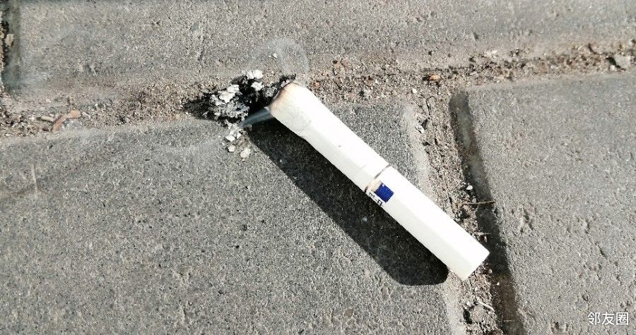 在等公交车的时候经常有人点上一根烟车到站了扔下半截冒着烟的烟头就