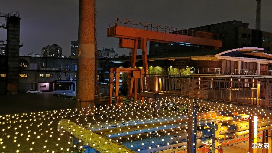 发现酒仙桥之美夜晚的798艺术区灯光璀璨