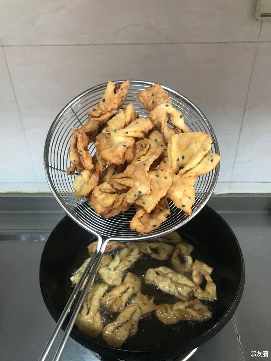 #爱生活爱美食#又酥又脆的年味儿美食~炸排叉 - 邻友圈