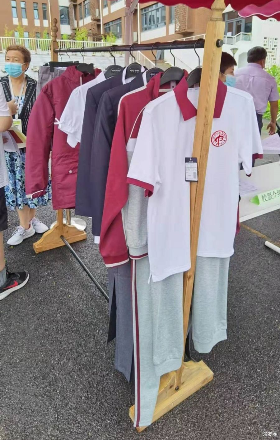 最后就是订校服,现场都挂着,看样子还行:还有一份暑假通知,一是要发2