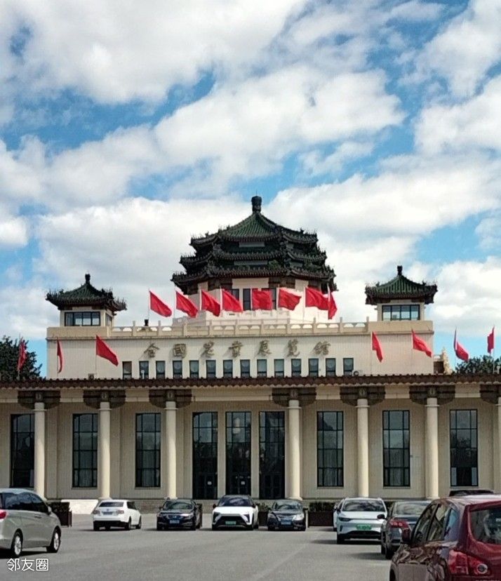 农展馆里老人多。