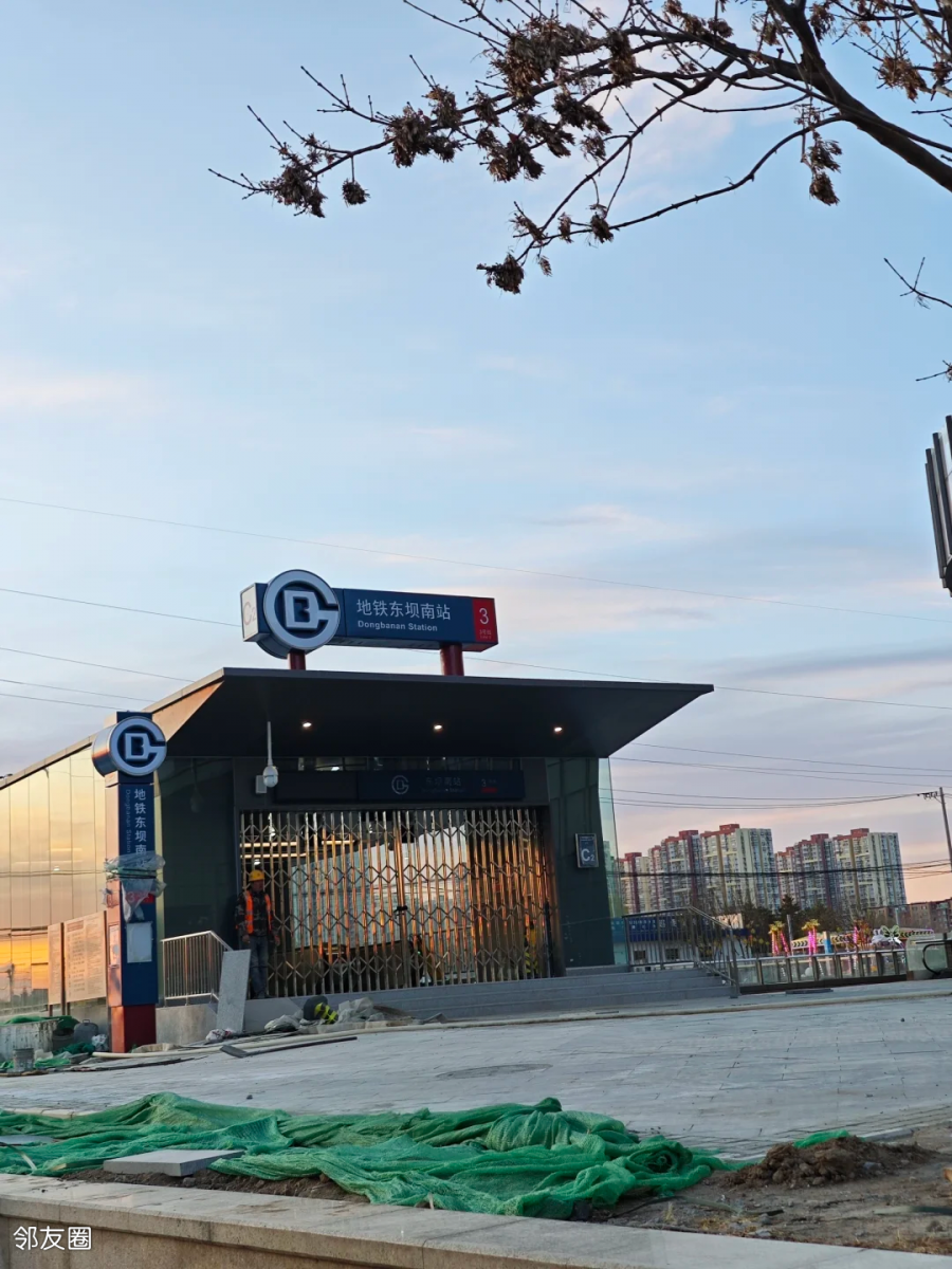 北京地铁3号线,东坝南站金隅嘉品mall这个站口,围挡全部已经拆了,终于